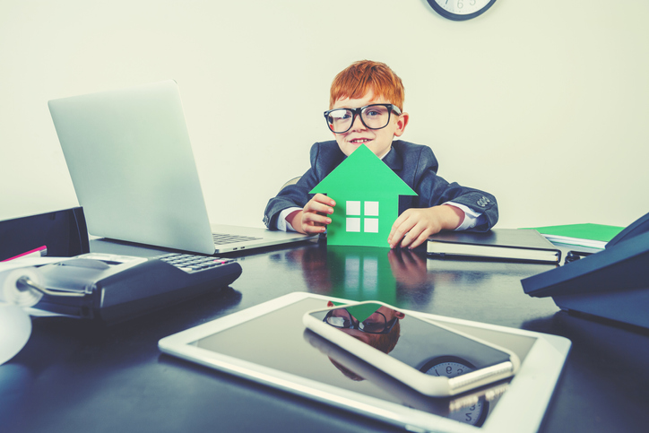 dziecko przy biurku z zielonym domkiem